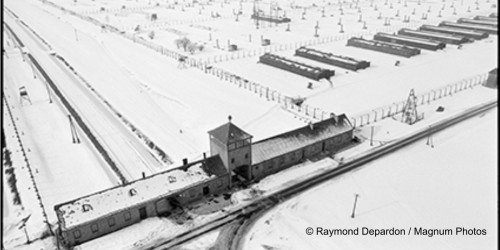 Auschwitz-Birkenau vu par Raymond Depardon, une exposition immersive saisissante